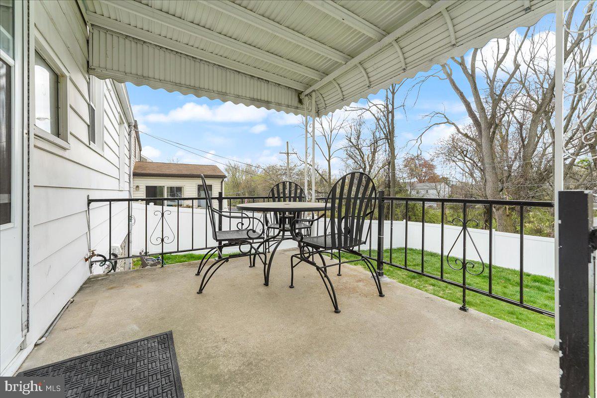 221 W MARTIN LANE