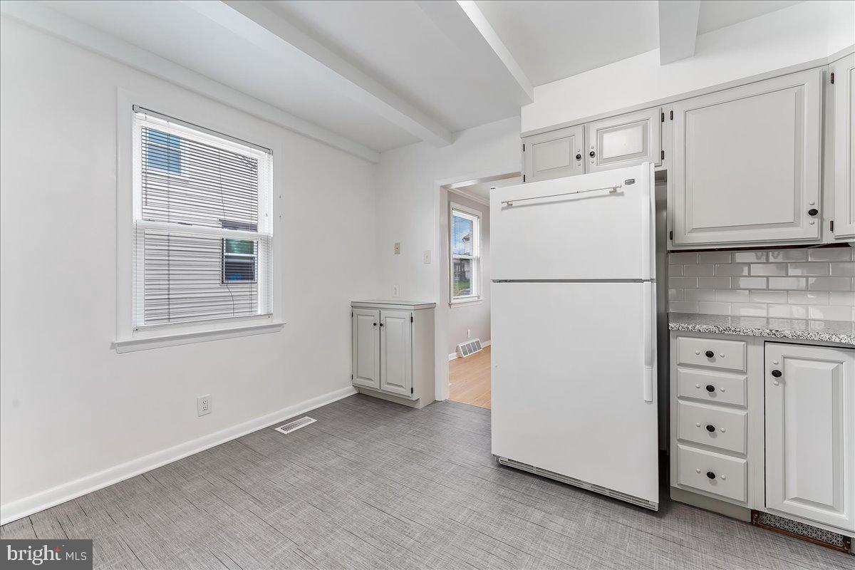 221 W MARTIN LANE