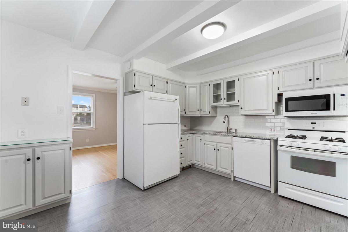 221 W MARTIN LANE