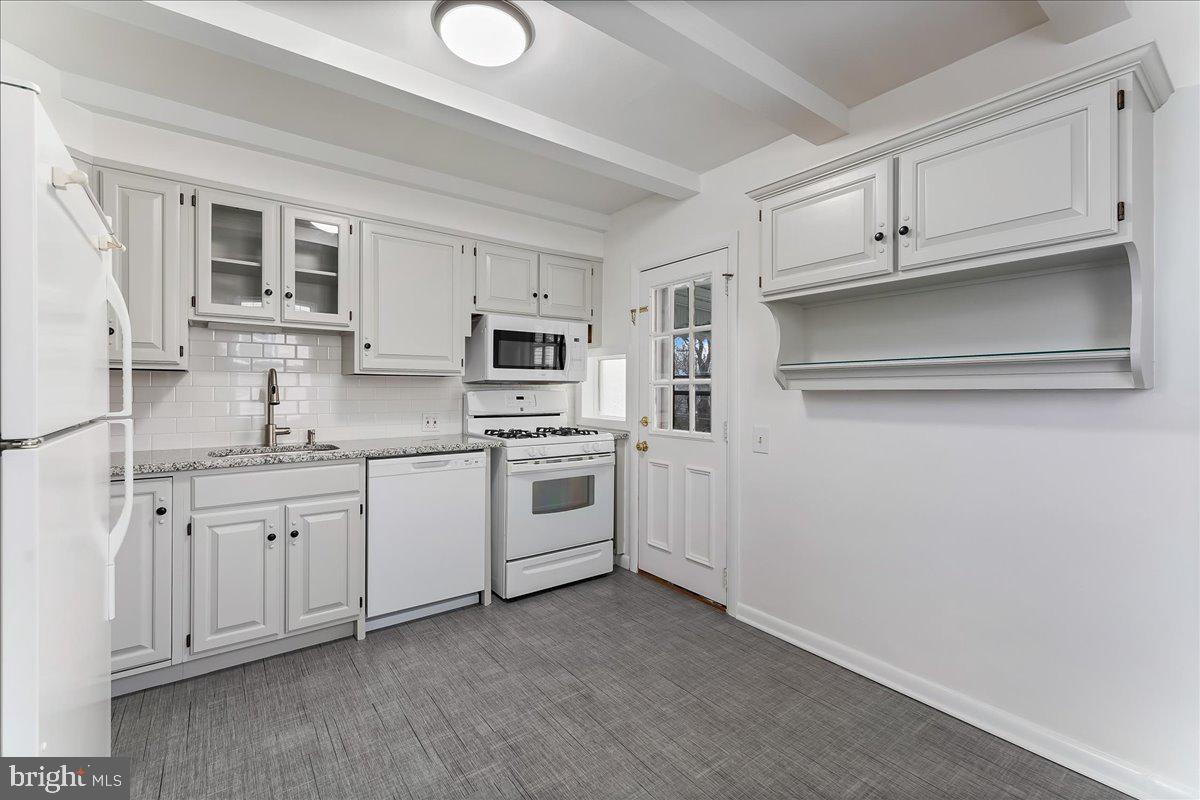 221 W MARTIN LANE