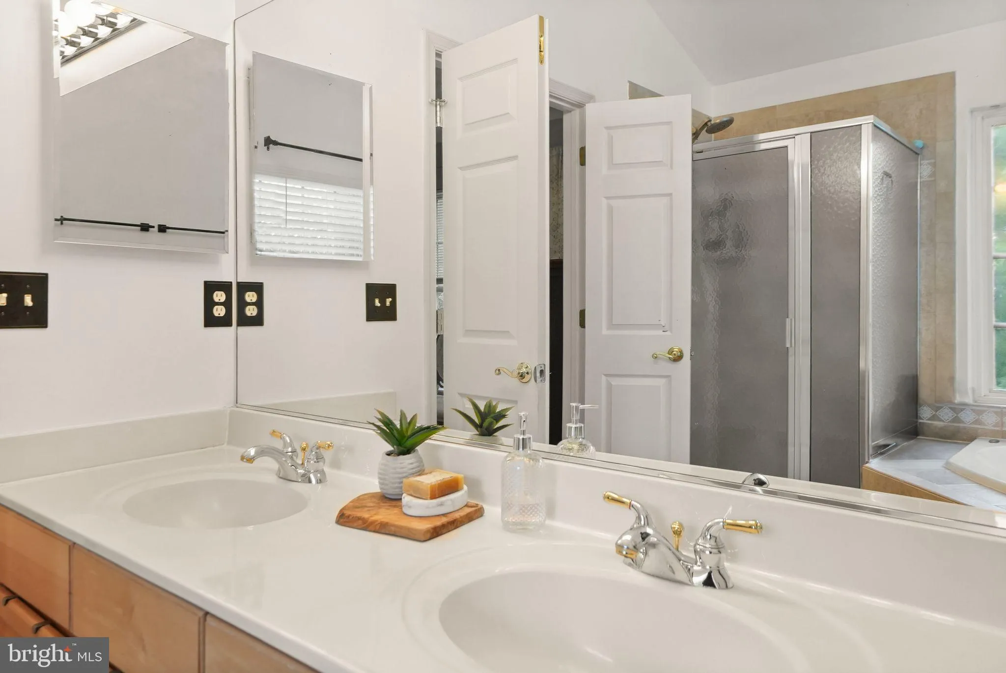 Leesburg, Virginia 20176, United States, 3 Bedrooms Bedrooms, ,4 BathroomsBathrooms,Residential,Coming Soon,177041