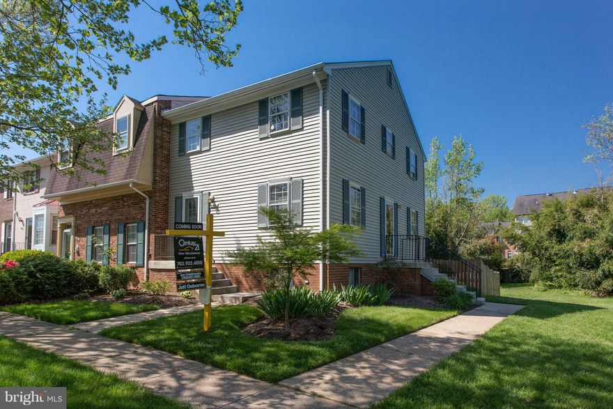 Beautiful End Unit Townhome! Updated Kitchen w/Stainless appliances, white cabinets & separate entrance! Large living room w/FP. Recently New Paint! Three Large upper Level Bedrooms. Master BR w/2 walk in Closets and full bath! Updated Hall Bathroom! Lower Level w/Large Family Room, Wet Bar & walkout to fenced rear yard. Huge common space on side of home! Walk to VRE! Lake Braddock Pyramid