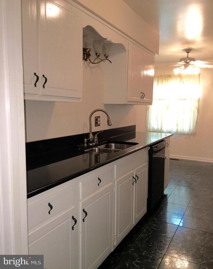 WILLIAMSBURG SQUARE - Residential Lease