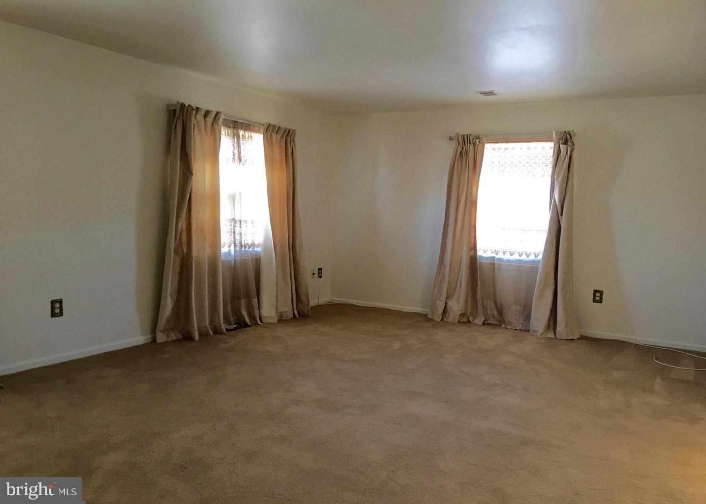 WILLIAMSBURG SQUARE - Residential Lease