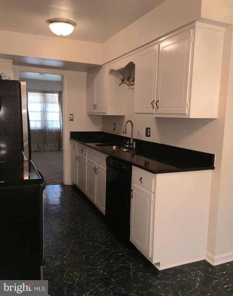 WILLIAMSBURG SQUARE - Residential Lease