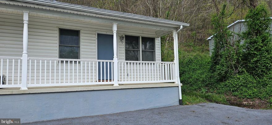 This apt will only be shown for the next 2 weeks on a Saturday from 10am to 2pm.
If you are interested, you may see then as it will be open and someone will be there.
Nice area and nice place to live,  No Pets, No Smoking on Premise.