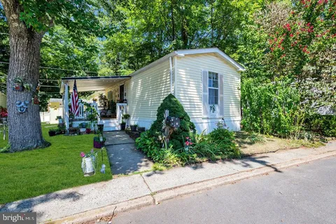 17 South Drive, East Windsor, NJ MLS: NJME2064688