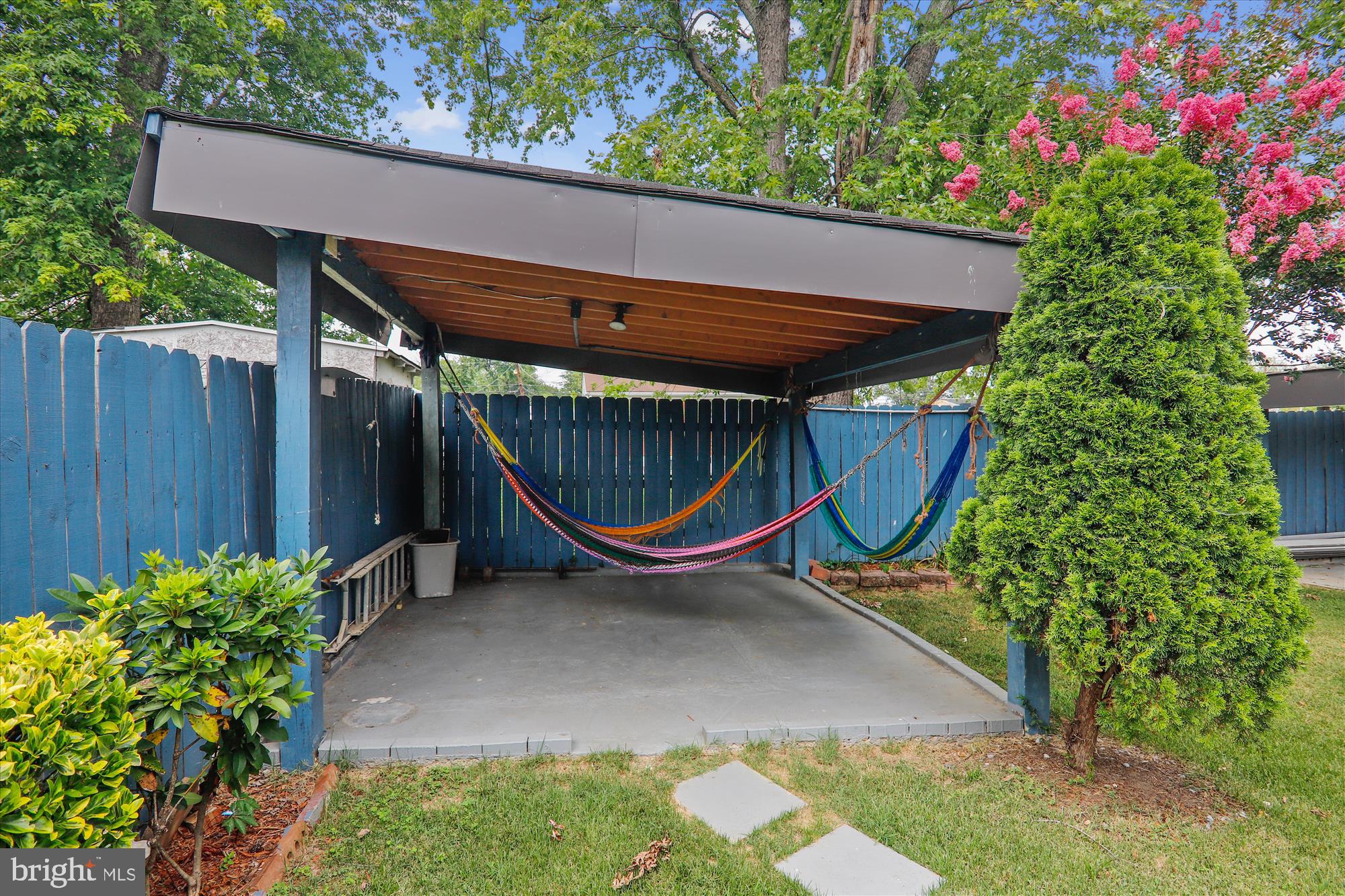 UNIVERSITY GARDENS - Residential