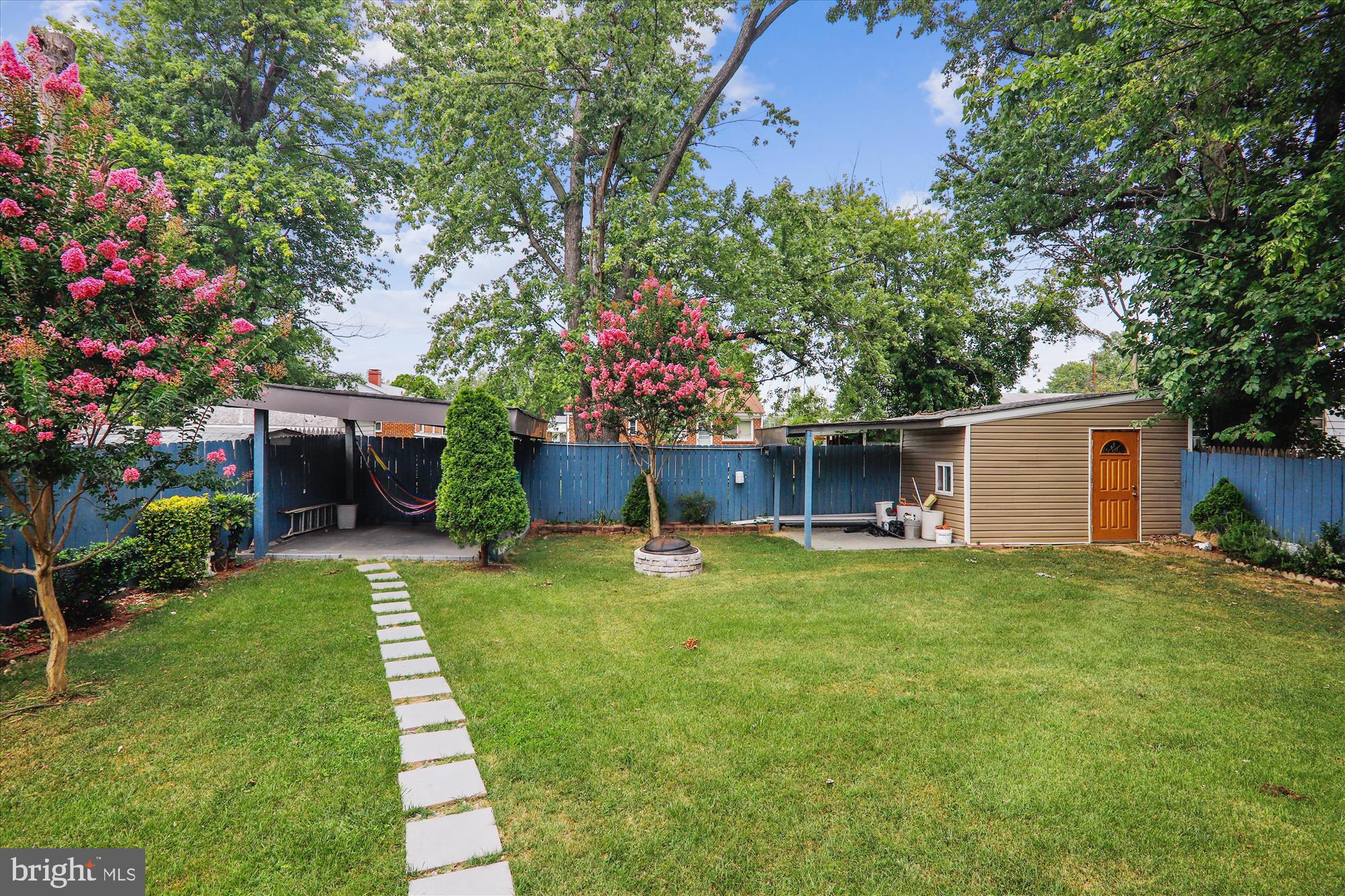 UNIVERSITY GARDENS - Residential