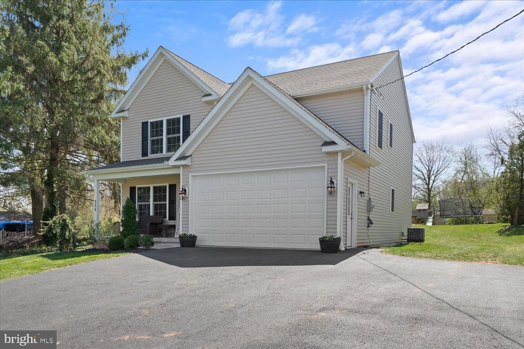 Photo of 824 HOPELAND RD, LITITZ, PA 17543 (MLS # PALA2033700)