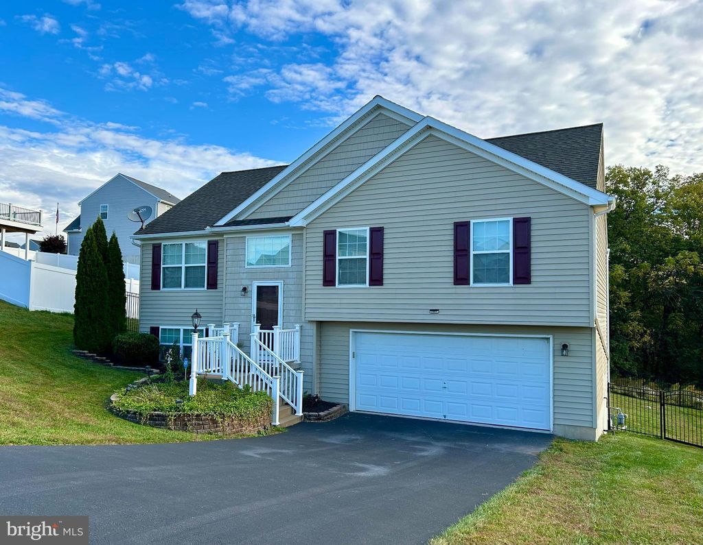 Photo of 110 Lynne Drive, MOUNT WOLF, PA 17347 (MLS # PAYK2092014)
