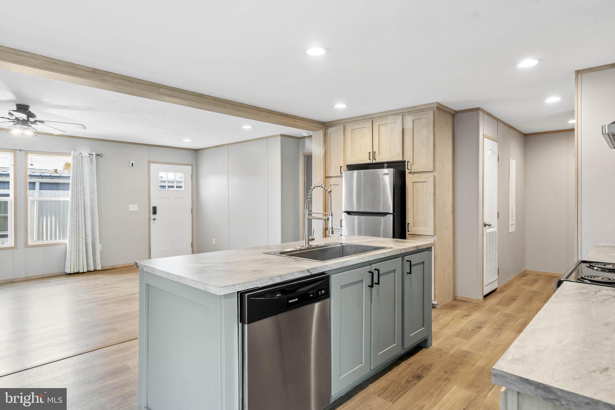 COLONIAL EAST - Residential