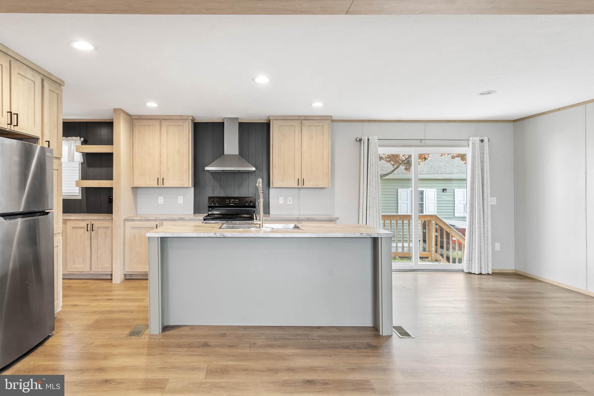 COLONIAL EAST - Residential