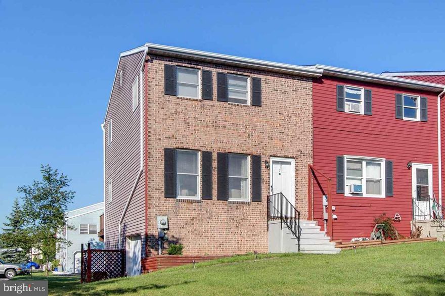 Lovely updated end-unit w/ large corner lot, GAR & 2 add'l parking spaces.  Finished LL w/ LAU & walk-out to lvl yard.  New roof in 2011, lots of updates thru-out & deck.  Close to highway & conveniences.