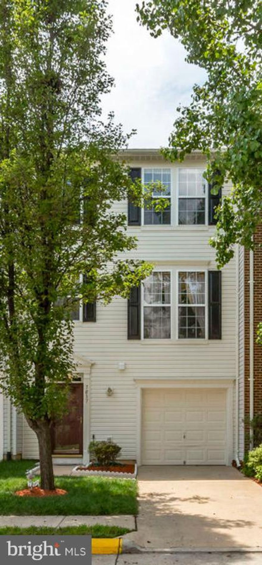 Shows Great! Fairmont model with the optional 3 level bump-out makes a very open floorplan with spacious rooms sizes throughout. With a onecar garage, vaulted ceilings, soaking tub, sep. Shower, walk-in closet, gas heat/h2o/cooking, three ceiling fans, gas FP with marble, surround,deck, extra storage, and lots more. New Roof, New Bathroom, New Water Heater, updated Paint, and lots more!