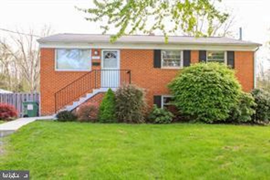 BEAUTIFUL  SINGLE FAMILY HOME ON CUL-DE-SAC, TWO LEVELS HOME FEATURES 4 BEDROOMS, TWO BATHS, LOWER LEVEL HAS SPACE FOR EXTRA BEDROOMS/OFICE, SPACIOUS MORNING ROOM ADDED TO THE UPPER LEVEL AND SCREENED PATIO ADDED TO THE LOWER LEVEL WITH A PRIVATE BIG YARD, FLAT LOT,  BACK YARD FENCED. THERE IS A DETACHED GARAGED ADDED -   EXCELLENT LOCATION, CLOSE TO MAIN ROUTES AND SHOPPING CENTERS. MUST SEE! READY TO MOVED!