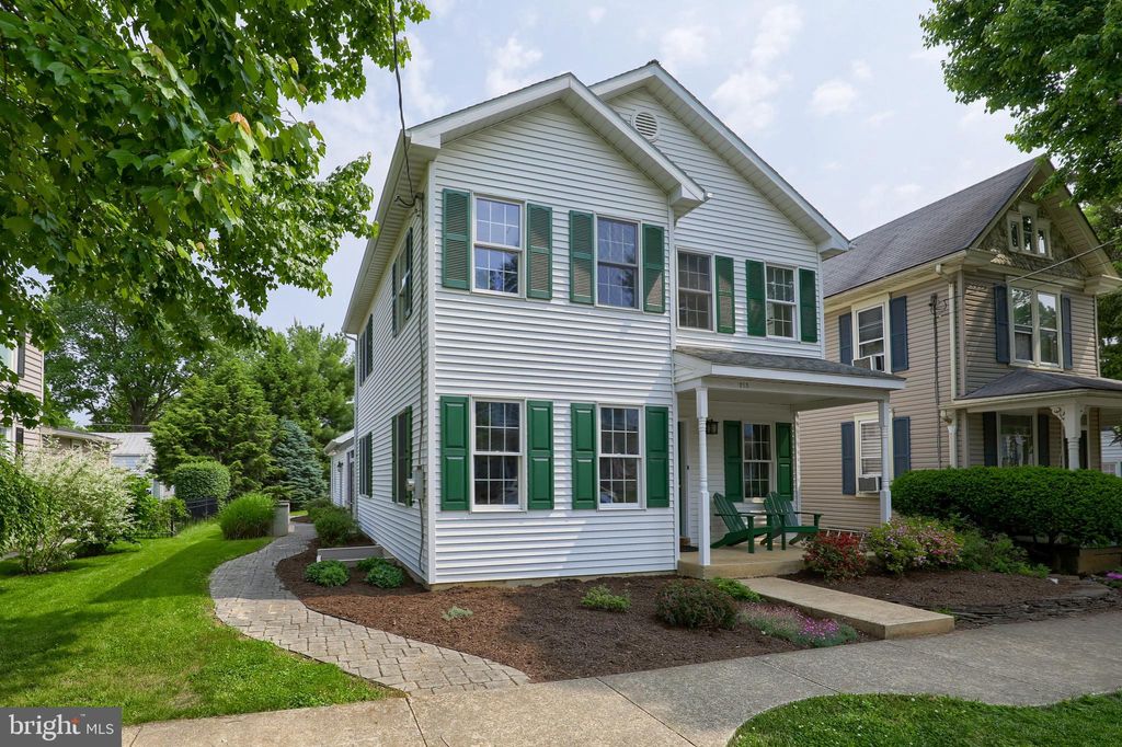 Photo of 215 E NEW ST, LITITZ, PA 17543 (MLS # PALA2035444)