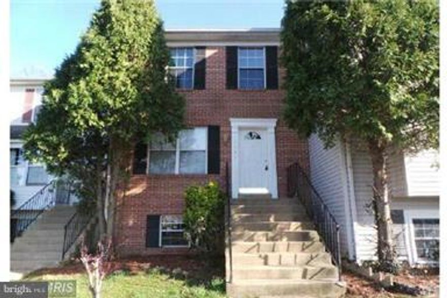 GREAT LOCATION MOVE IN READY SPACIOUS COLONIAL 3BR 3.5BA TOWN HOUSE, FULLY FINISHED BASEMENT WITH LARGE ROOM THAT COULD BE USED AS A BED ROOM, ! TWO-ASSGND PARKING SPACES! FENCED YARD BACKS TO PRIVACY CLOSE TO I-95, POTOMAC MILLS, QUANTICO, FT BELVIOR, & SHOPPING! OWC PET W/DEP! NO SMOKING!