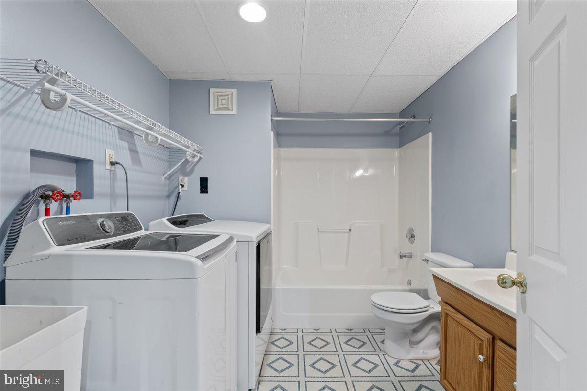 CHESAPEAKE WOODS - Residential Lease