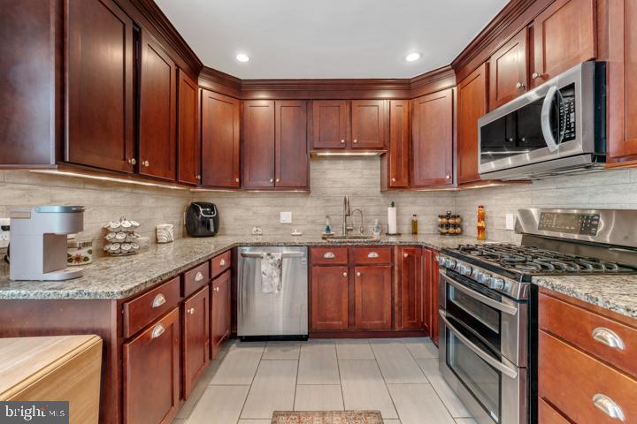 COUNTRY CLUB ESTATES - Residential