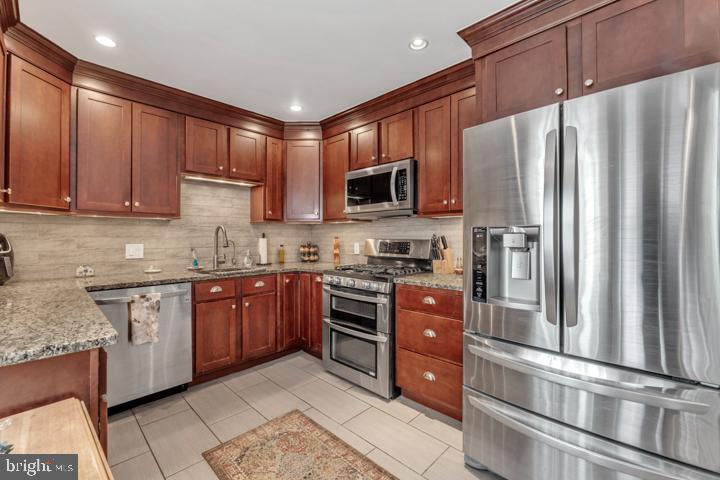 COUNTRY CLUB ESTATES - Residential