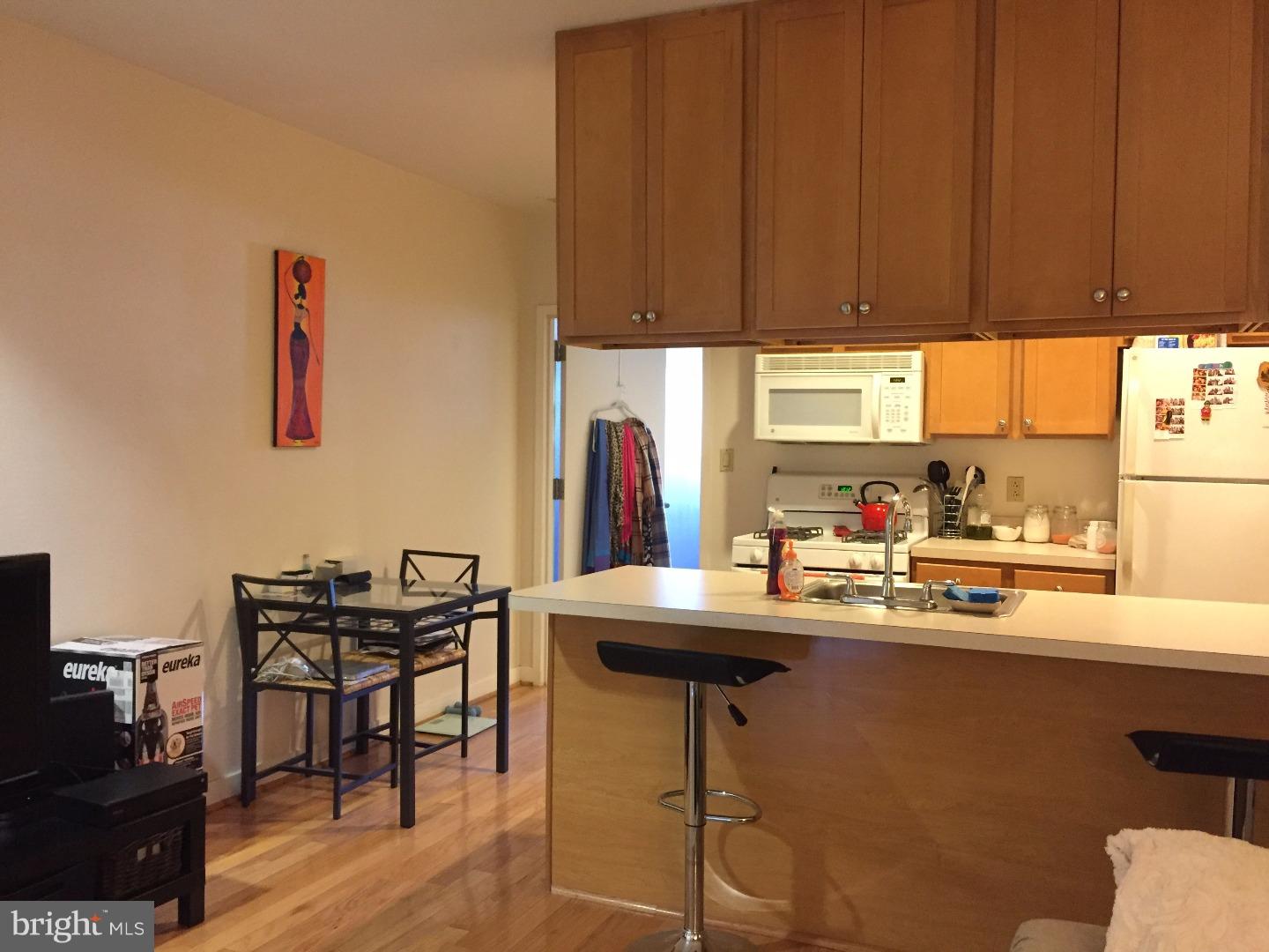 Fabulous 1 bedroom 1 bath at the Grandview condominium for rent! Modern lobby with 24/7 doorman. Custom kitchen, with breakfast bar looks out onto spacious living space. Central air and heat throughout the unit. Shared washer and dryer on each floor. Pets under 20lbs. ALL UTILITIES INCLUDED!! NO smoking in the building. Walking distance to reading terminal, convention center, city hall, independence hall, Jefferson university, restaurants and shops. Easy access to 95, Benjamin Franklin bridge and public transportation.