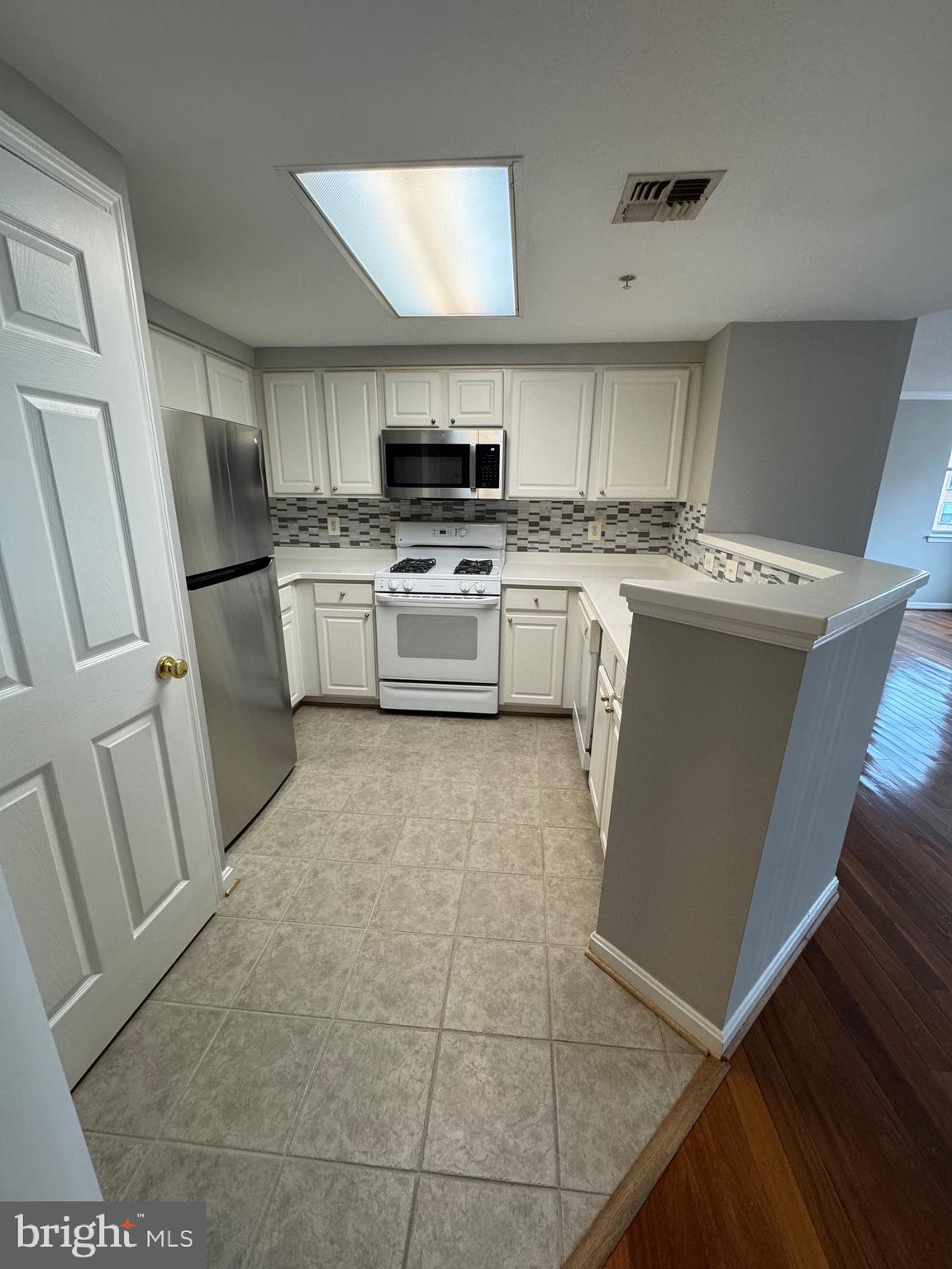 LEXINGTON SQUARE - Residential Lease