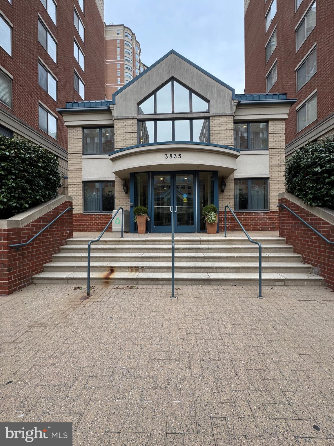 LEXINGTON SQUARE - Residential Lease