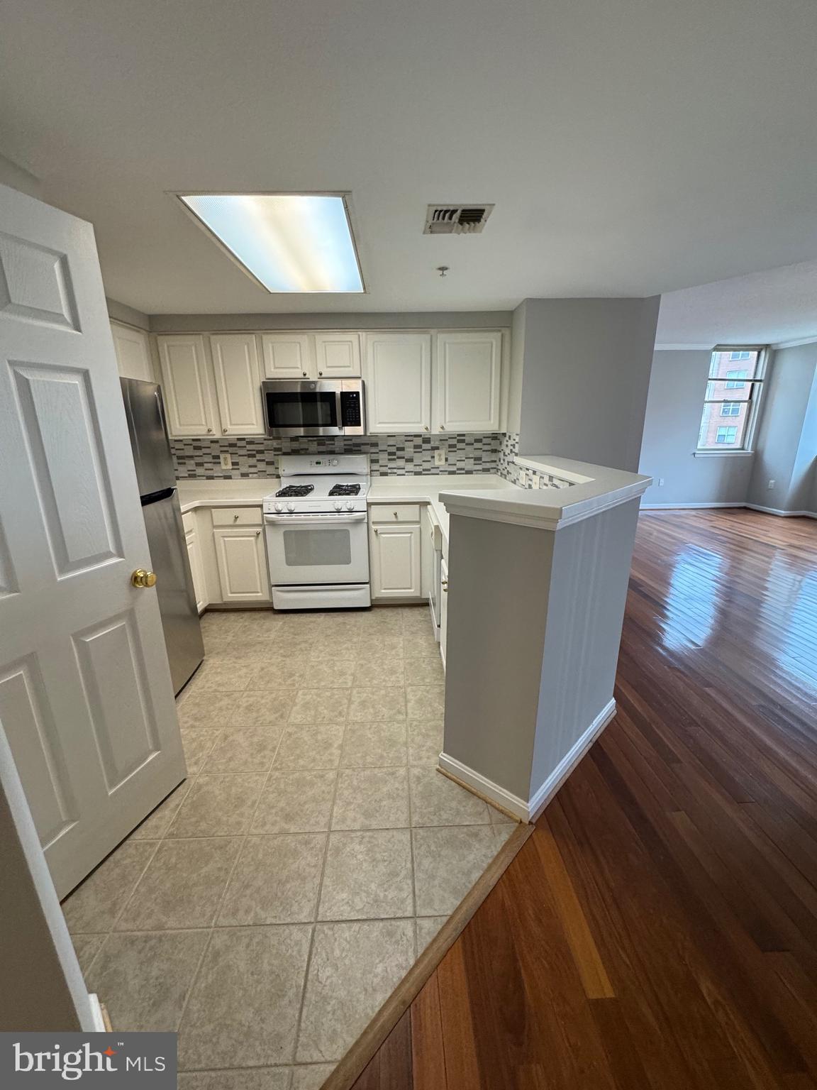 LEXINGTON SQUARE - Residential Lease