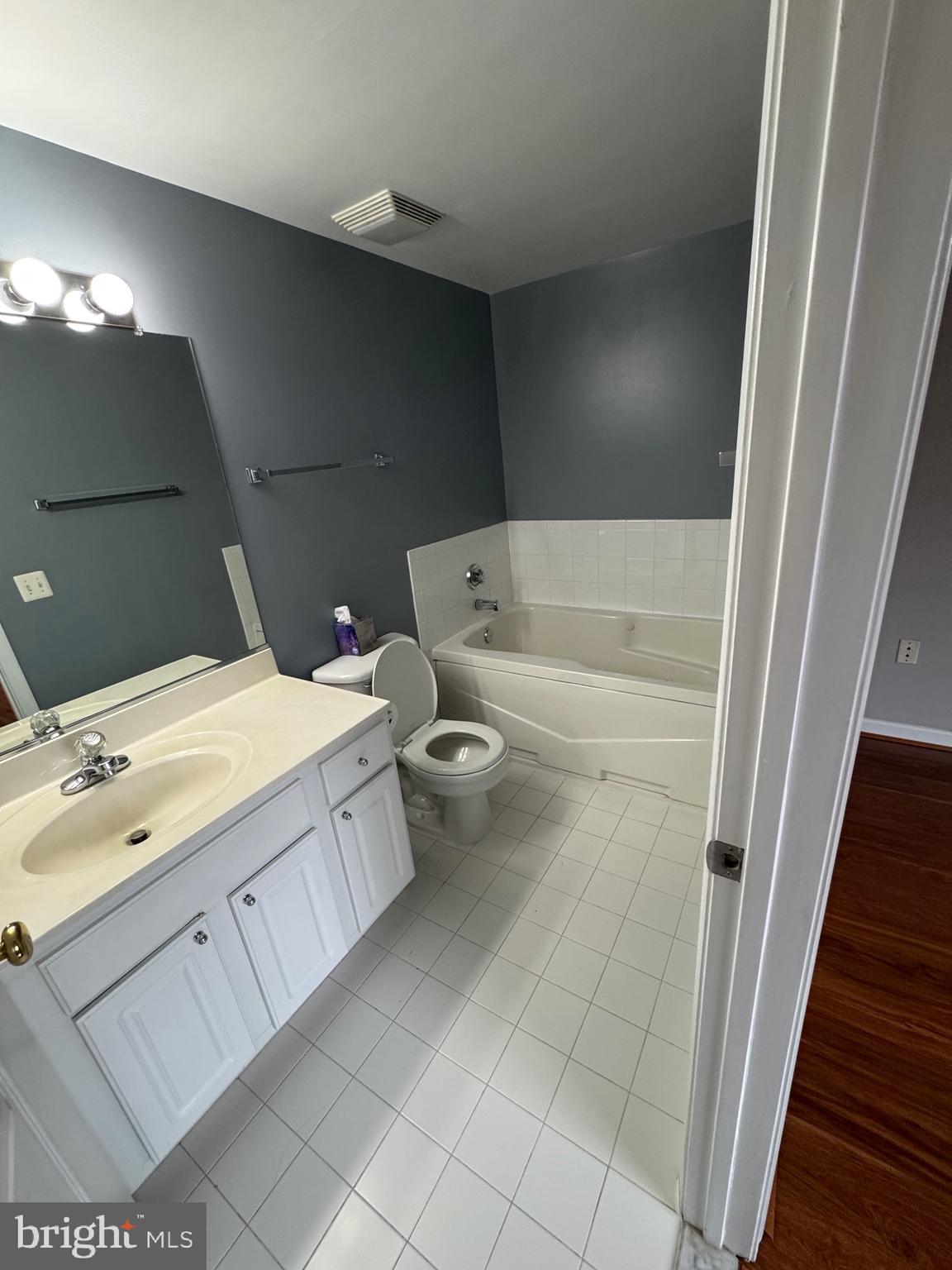 LEXINGTON SQUARE - Residential Lease