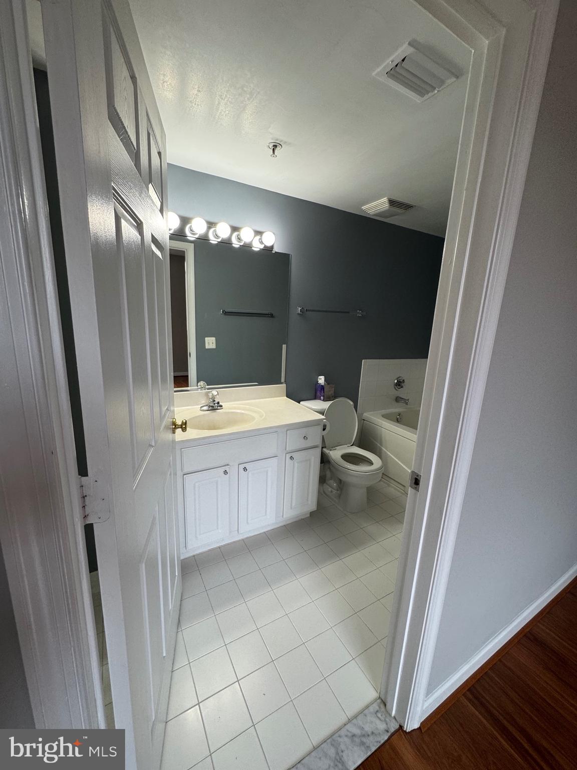 LEXINGTON SQUARE - Residential Lease