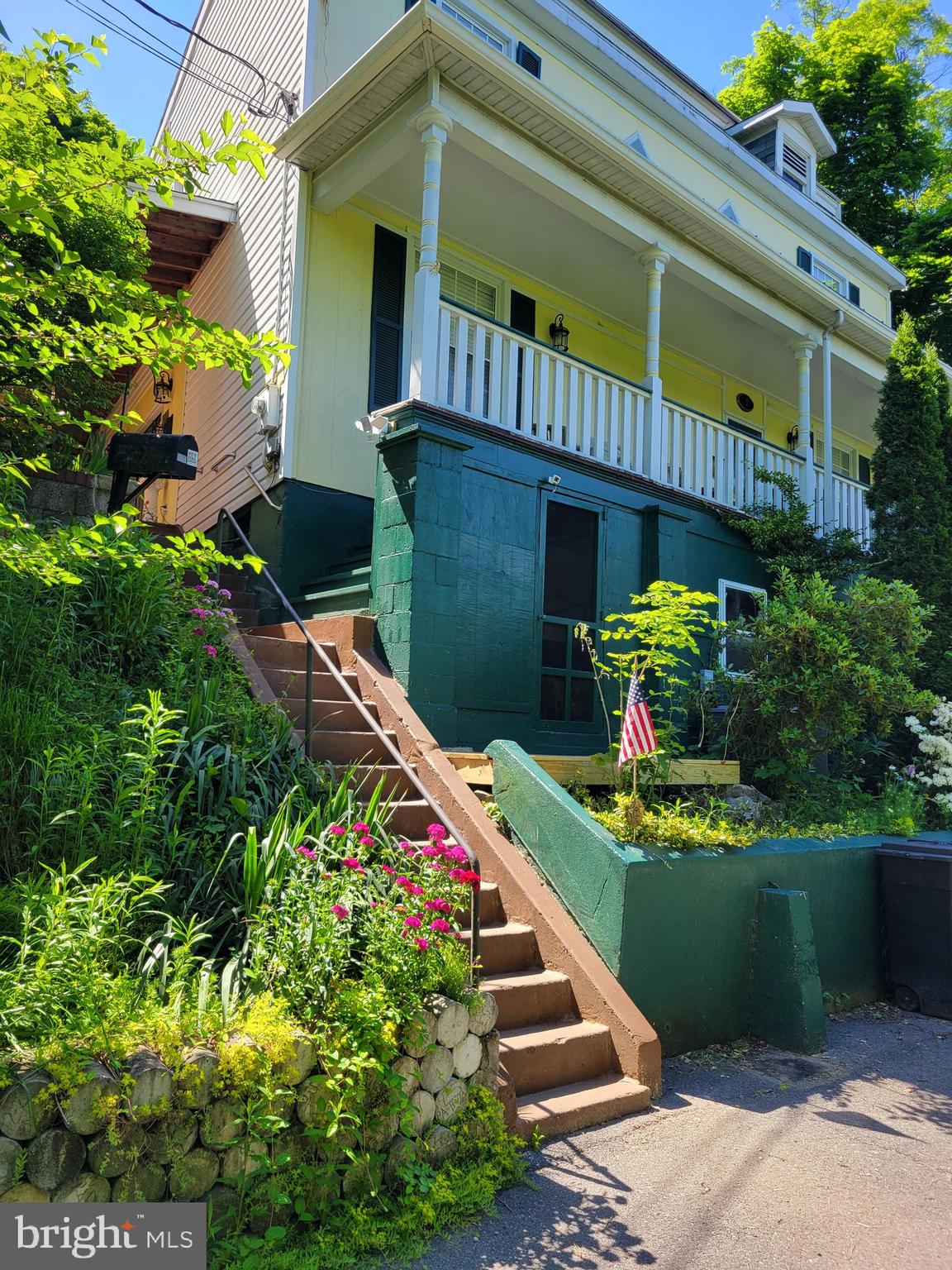 2 BROADWAY CIRCLE