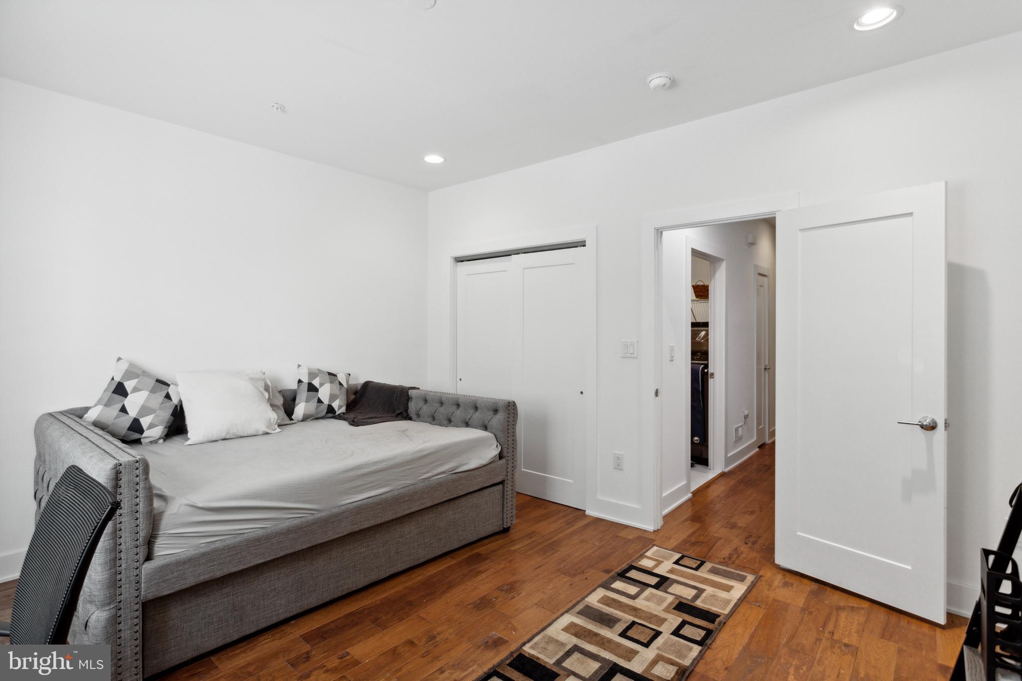 POINT BREEZE - Residential