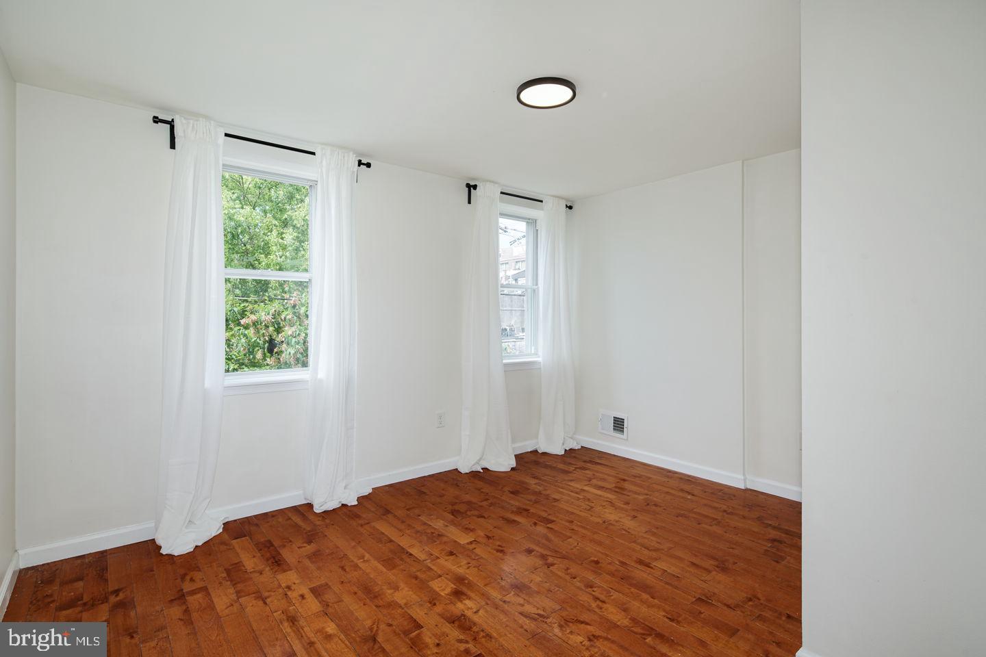 EAST KENSINGTON - Residential