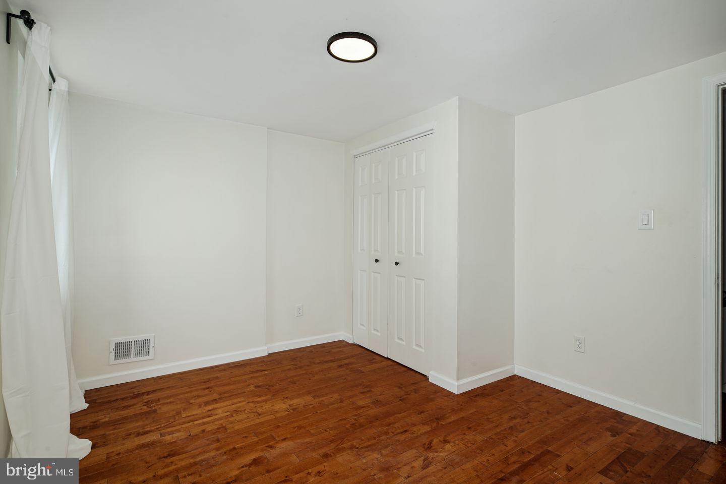 EAST KENSINGTON - Residential