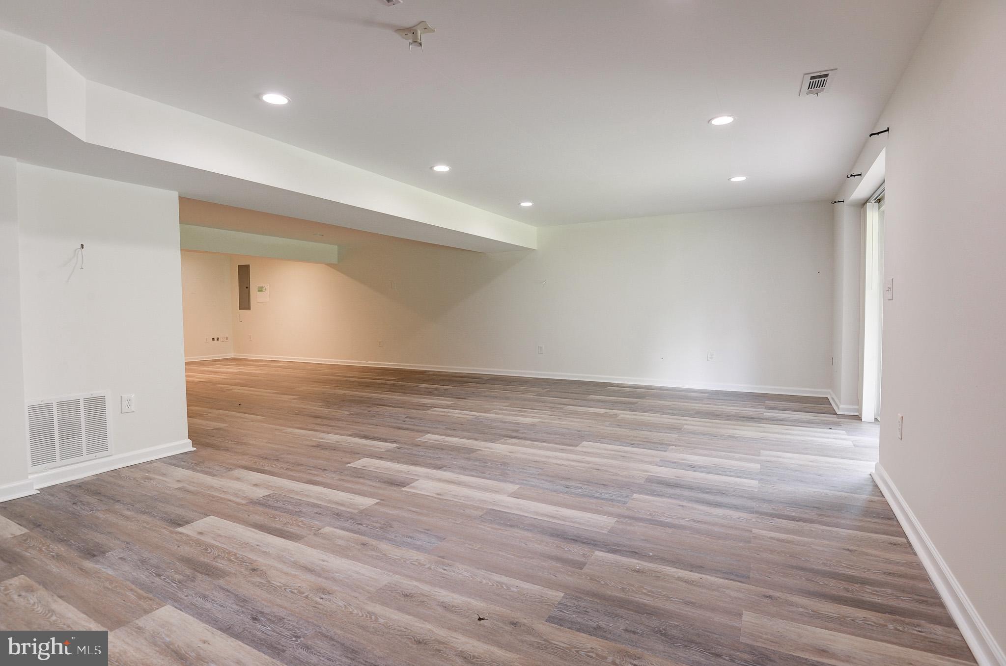 ESTATES AT ELK RUN - Residential Lease