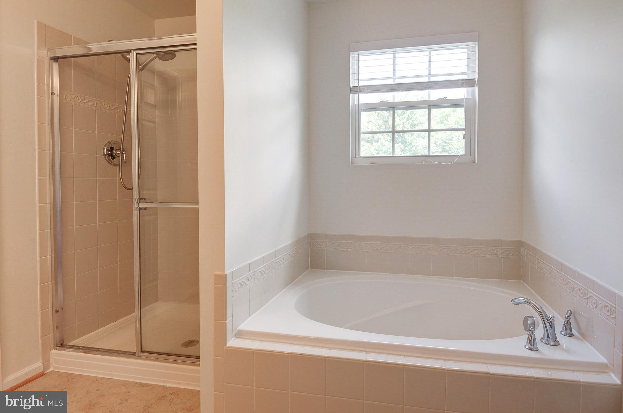 ESTATES AT ELK RUN - Residential Lease