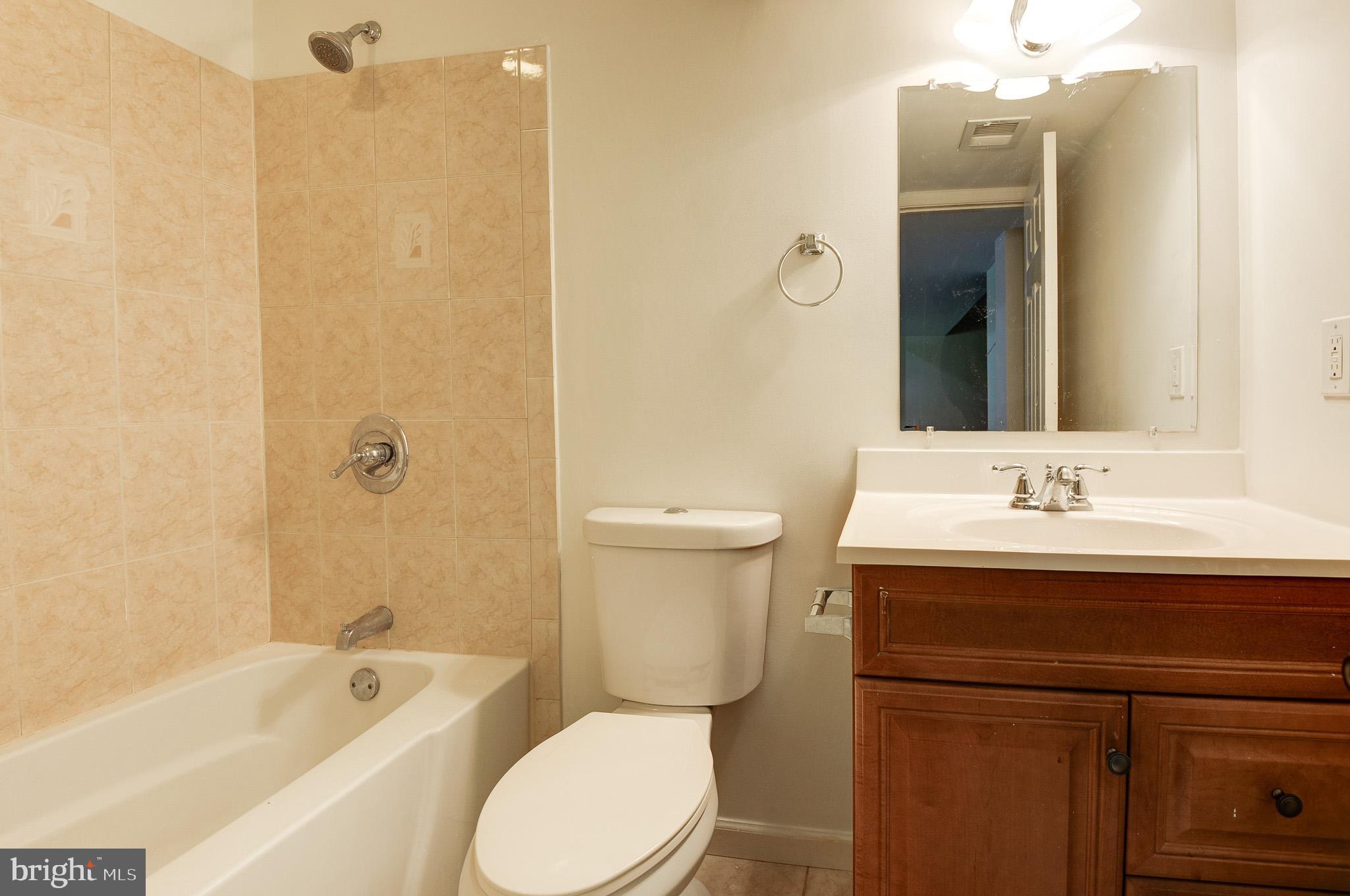 ESTATES AT ELK RUN - Residential Lease