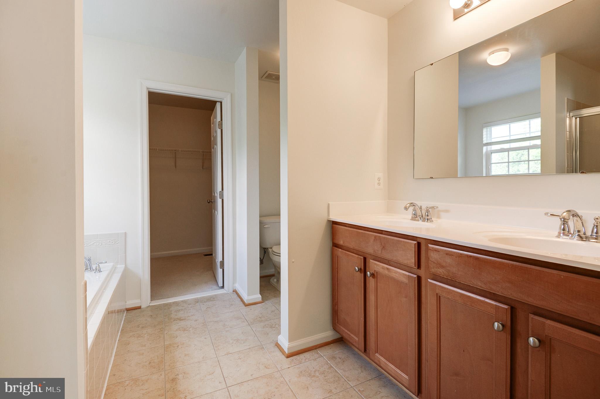 ESTATES AT ELK RUN - Residential Lease