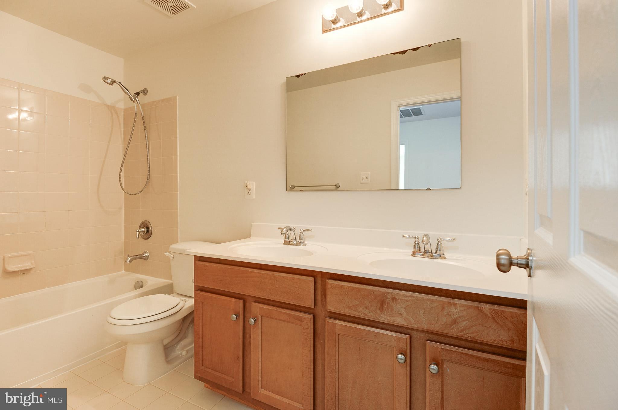 ESTATES AT ELK RUN - Residential Lease