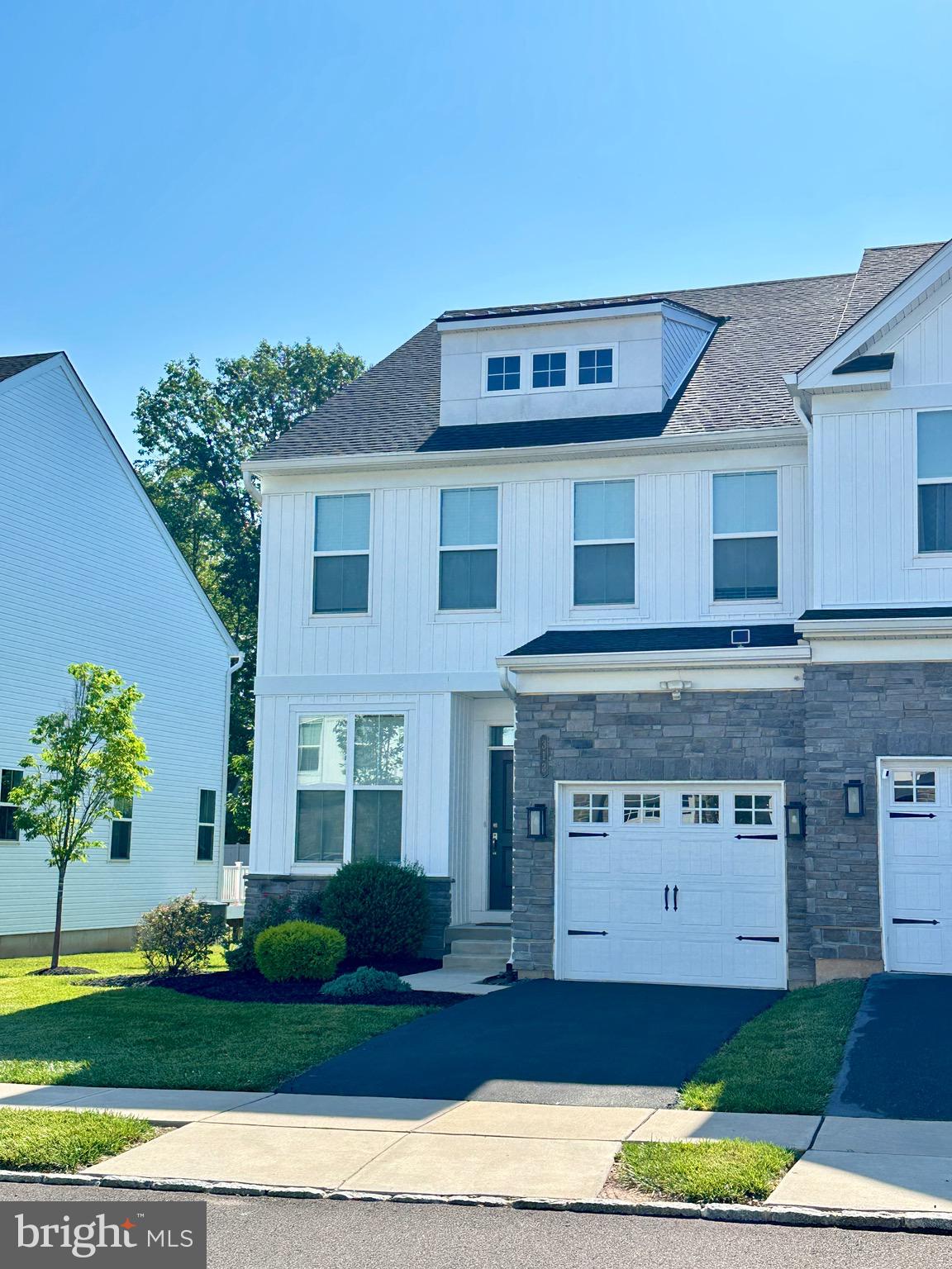 313 WYNSTONE COURT