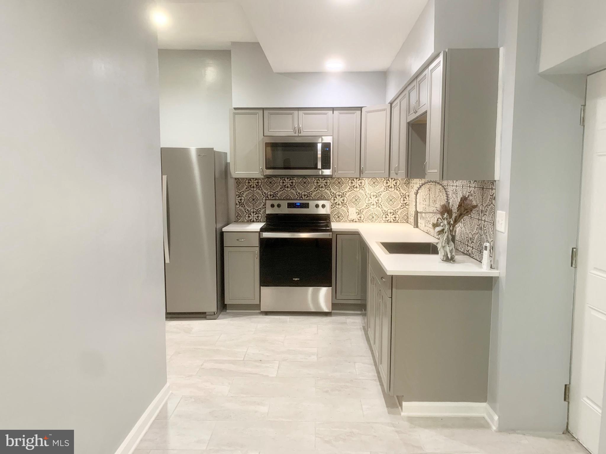2 bedrooms, 2 bathroom apartment with a great location and TWO Private entrances.
Updated throughout, with a recently renovated master bathroom and kitchen with stainless steel appliances, dishwasher, garbage disposal,. Both bedrooms are large with plenty of closet space.
This unit features hardwood flooring throughout, central A/C and a small outdoor private space in the rear.
Centrally located, 1/2 a block from Broad and Ellsworth, the subway station, nearby Target, Starbucks, Sprouts and the brand new Giant! Available 4/15.