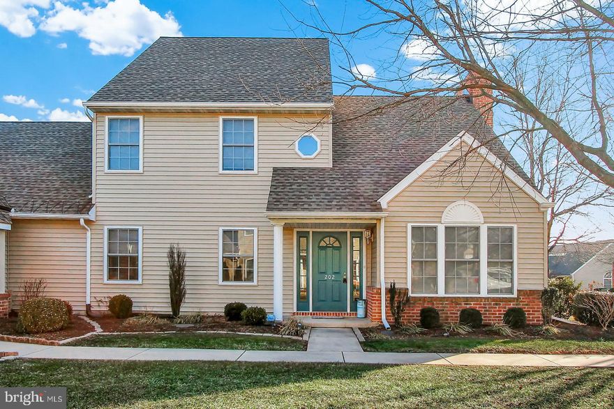 2 Story condo in Stone Hill Farms with main floor master