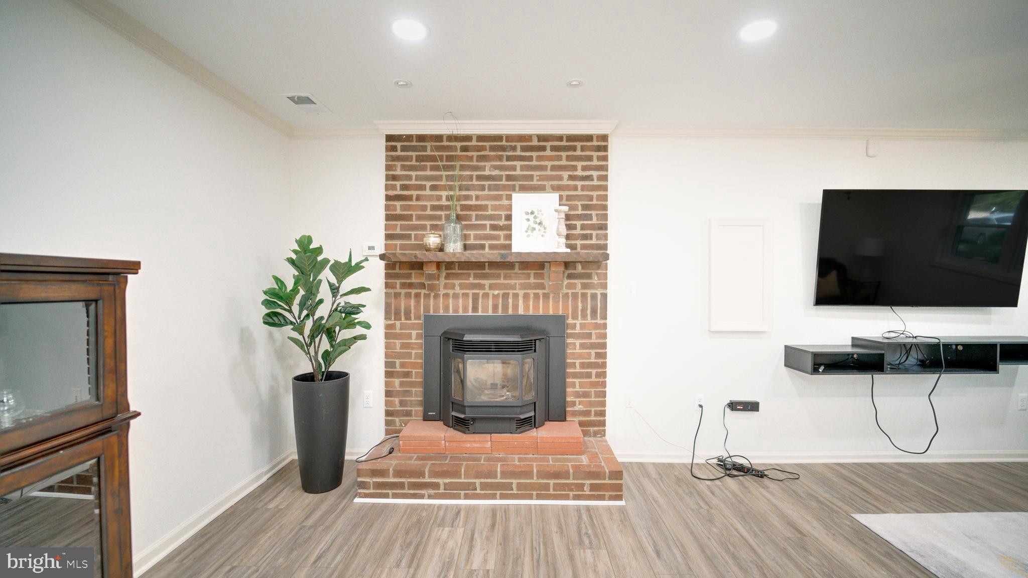 KINGSTON CHASE - Residential