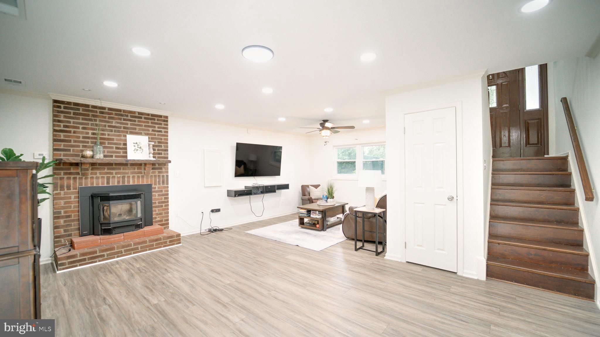 KINGSTON CHASE - Residential