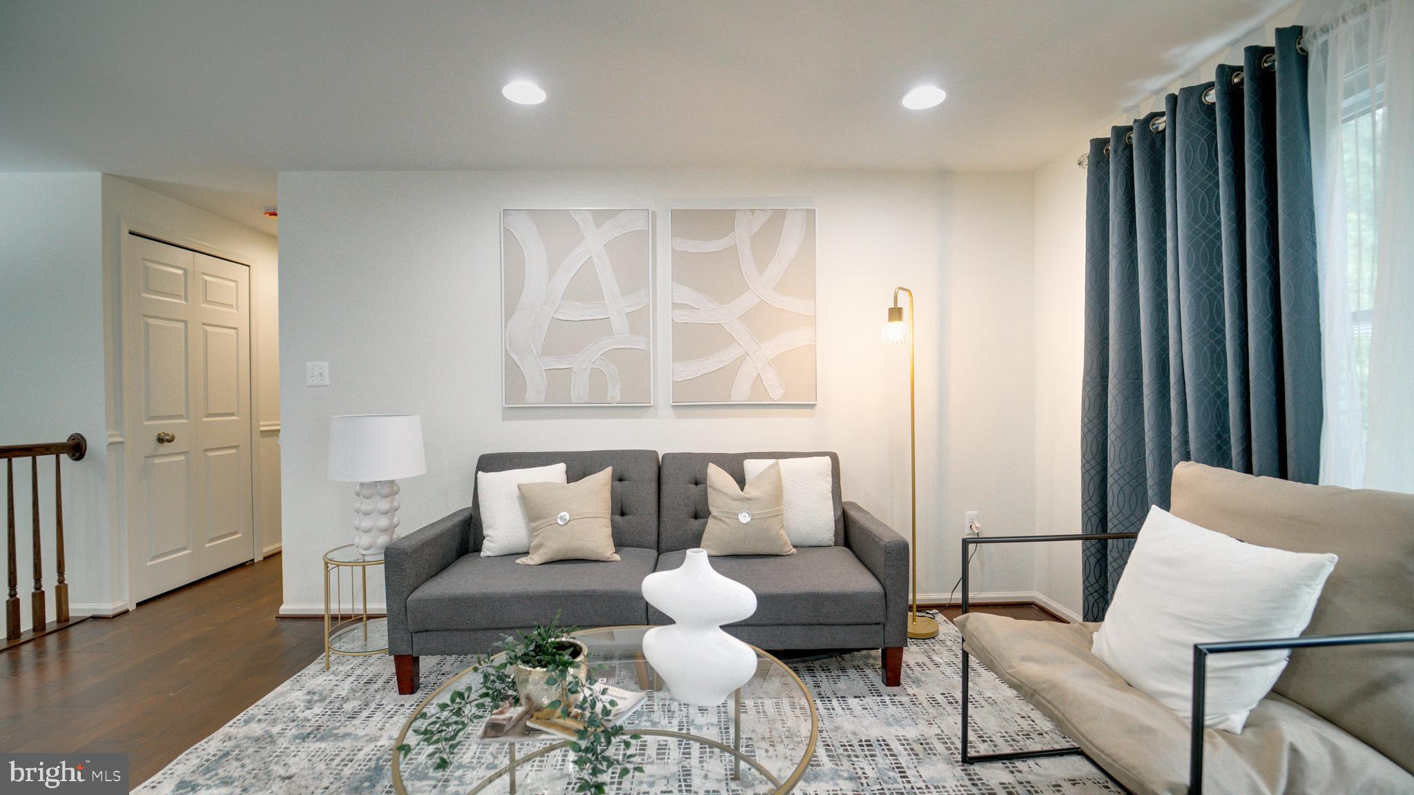 KINGSTON CHASE - Residential