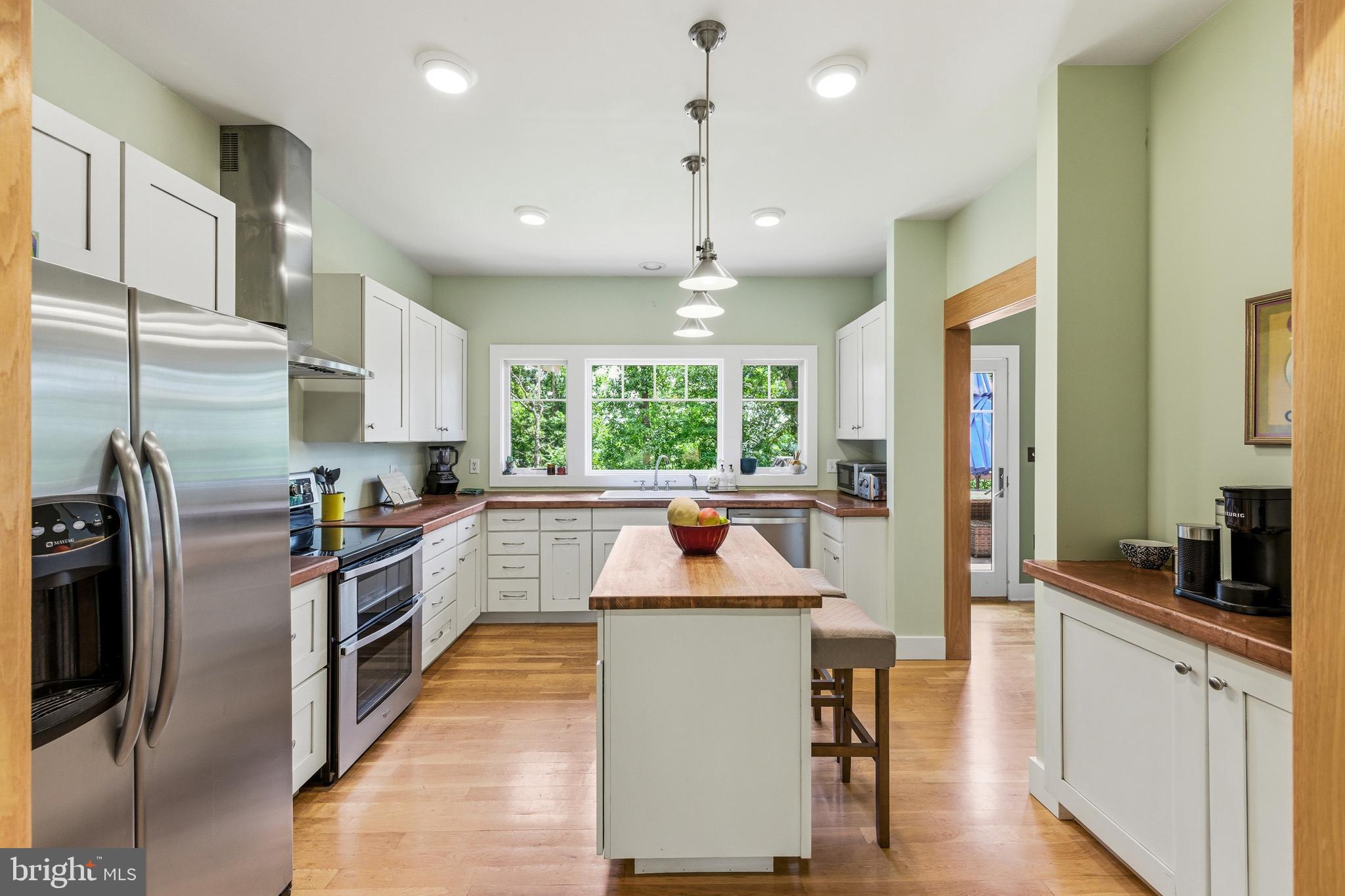 801 WOODSIDE DRIVE