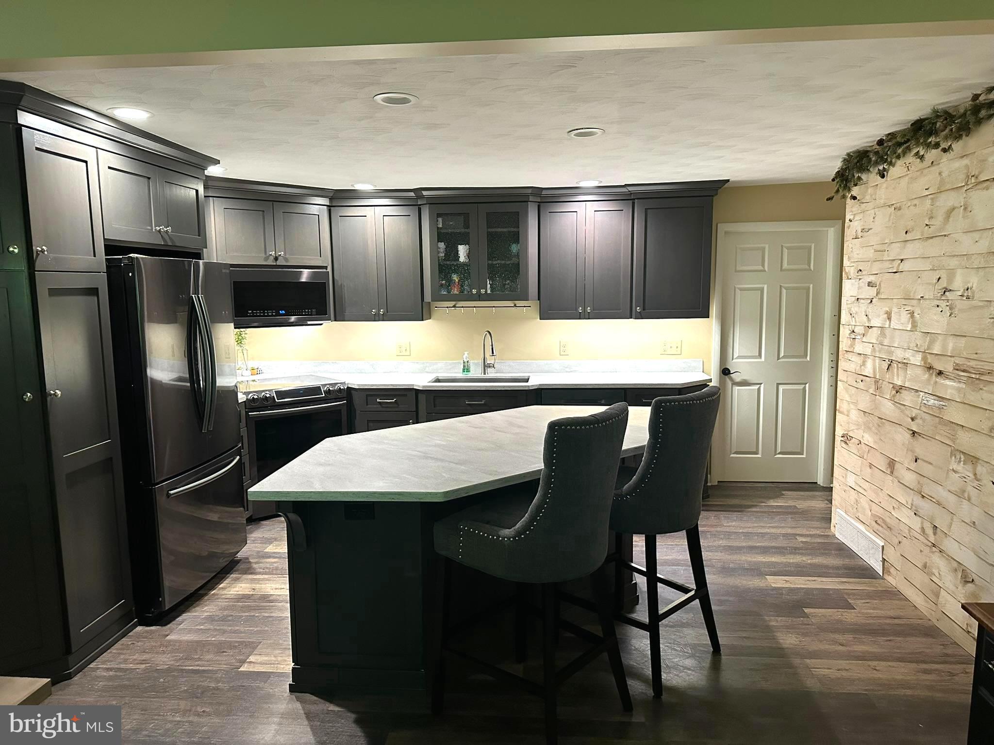 415 FOLKSTONE COURT