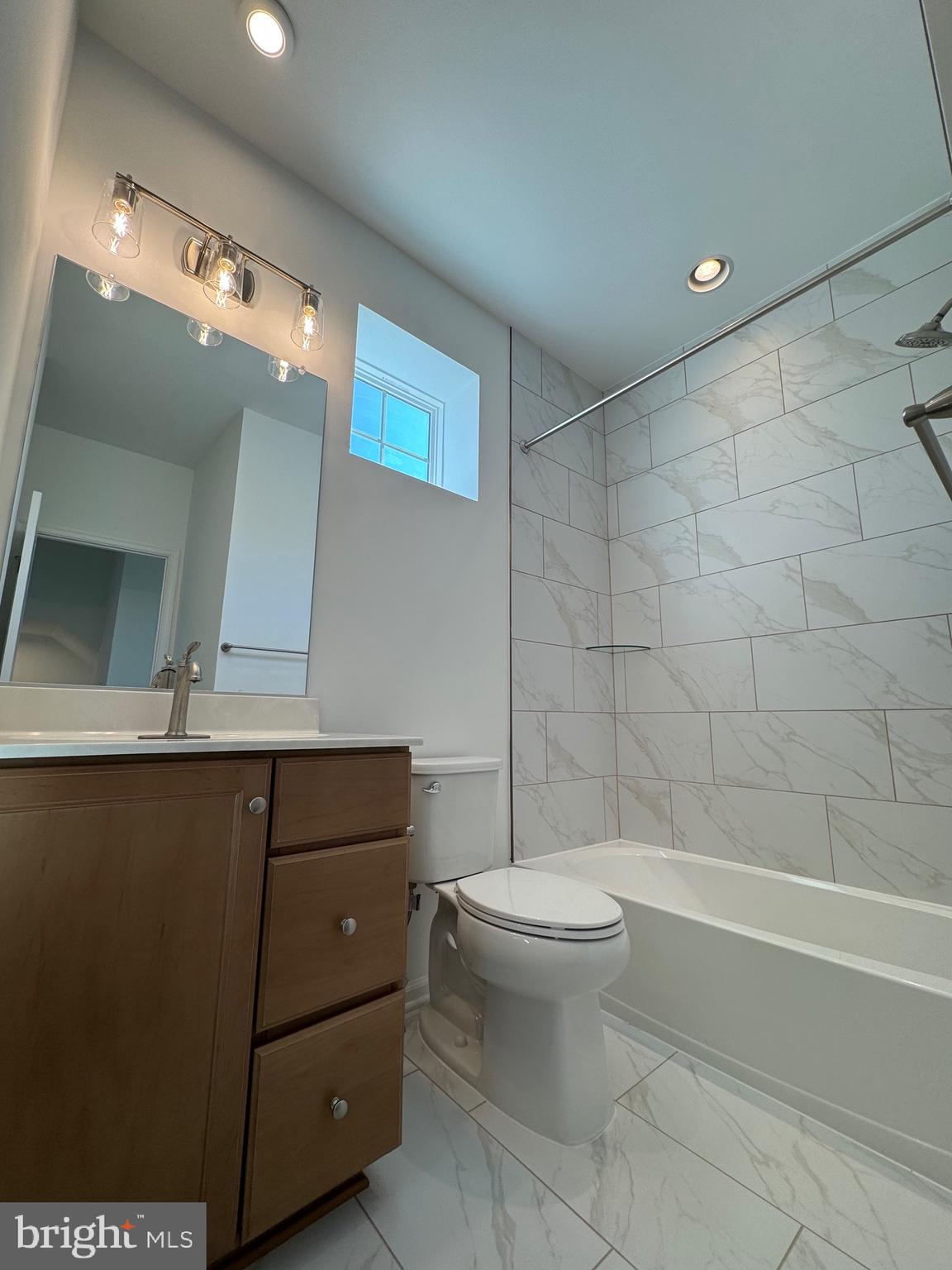 LOFTS AT CREEKSIDE - Residential Lease