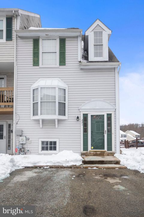 Townhouse For Sale - 221 Vercelli Drive<br/> BEAR, DE 19701